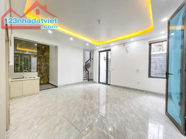 NHÀ THỤY PHƯƠNG – NHỈNH 6 TỶ – Ô TÔ VÀO NHÀ – 5 TẦNG – 5 NGỦ  Diện tích: 40m²  Thiết kế hi - 2