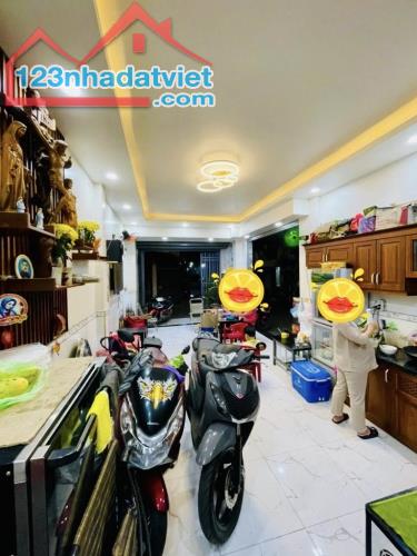 LÔ GÓC SIÊU HIẾM - 2 MẶT TIỀN - GẦN TÔ HIỆU ĐẦM SEN -64M - 3 TẦNG 5 TỶ X - 2
