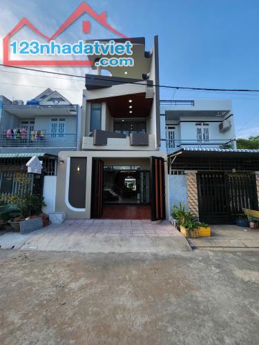 Bán Nhà đường nhựa, SHR có hoàn công Giáp Chợ Bình Chánh.
