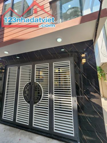 Bán Gấp Nhà 2 Tầng Mới Đẹp - Ngay Chợ Lạc Long Quân -