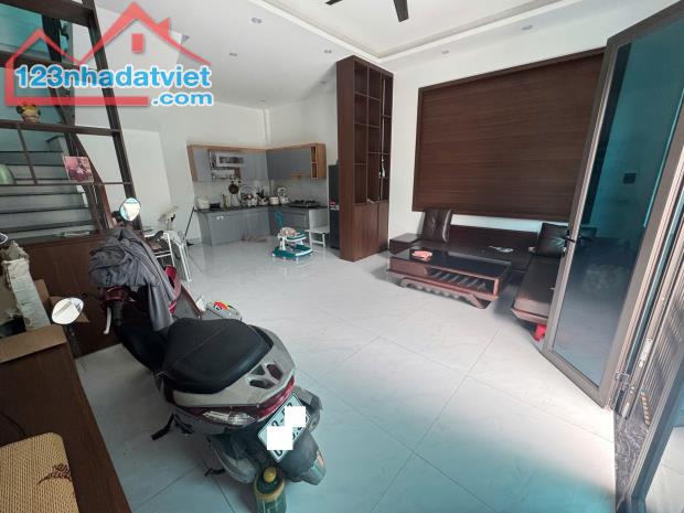 BÁN NHÀ ĐẸP 1.8 TỶ 3 TẦNG 45M2 ( HƯỚNG NAM ) NGÕ GIẢI PHÓNG