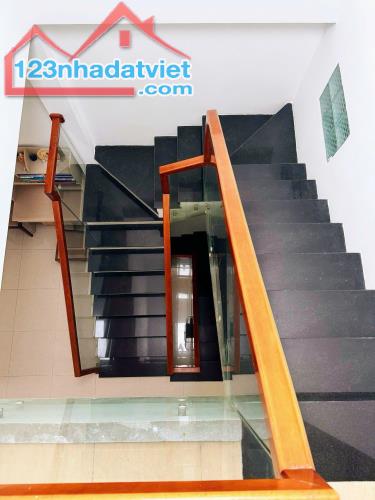 Chính chủ cần Bán nhà 3 tầng. Đường Cao Xuân Dục, quận Hải Châu. Đà Nẵng. LH 0905 277 522 - 3