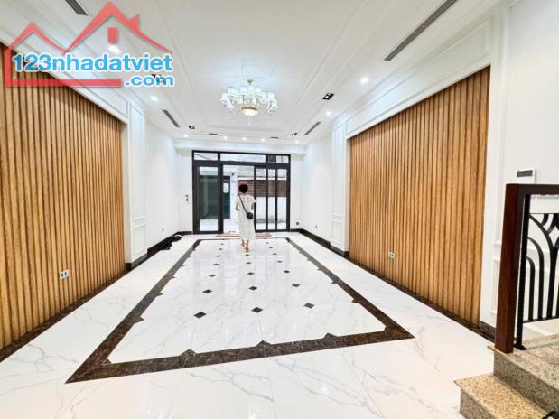 Phân Lô Hoàng Quốc Việt 55m x 6T, MT 4,5m, TM, ô tô tránh, KD đỉnh, Full NT 25,8 tỷ. - 2
