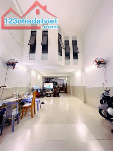 Hàng Thơm nhà Hương Lộ 80 gần khu công nghiệp Vĩnh Lộc 90m2 hẻm 6m ,3Tầng 4 Tỷ3