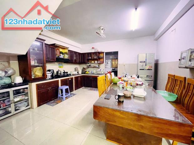 Hàng Thơm nhà Hương Lộ 80 gần khu công nghiệp Vĩnh Lộc 90m2 hẻm 6m ,3Tầng 4 Tỷ3 - 3