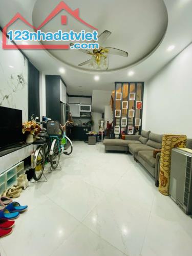 Cho thuê nhà riêng 300 Phố Mỹ Đình 5 tầng x 32m2, 3 ngủ, 4 wc, 15 Triệu VP kết hợp ở 5ng