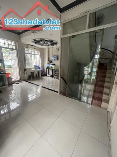 BÁN GẤPNHÀ CĂN GÓC 2 MẶT TIỀN, BÌNH HƯNG, BÌNH CHÁNH.
DT: 61M2 (5 X 12M) 3TẦNG CHỈ 9.5 TỶ - 2