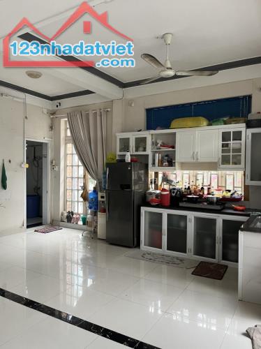 BÁN GẤPNHÀ CĂN GÓC 2 MẶT TIỀN, BÌNH HƯNG, BÌNH CHÁNH.
DT: 61M2 (5 X 12M) 3TẦNG CHỈ 9.5 TỶ - 4