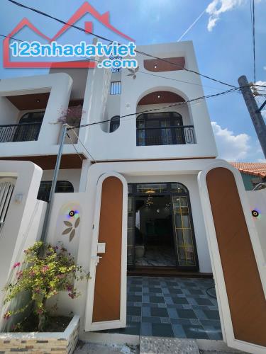 Bán Nhà SHR có hoàn công, 99m2 giáp chợ Bình Chánh