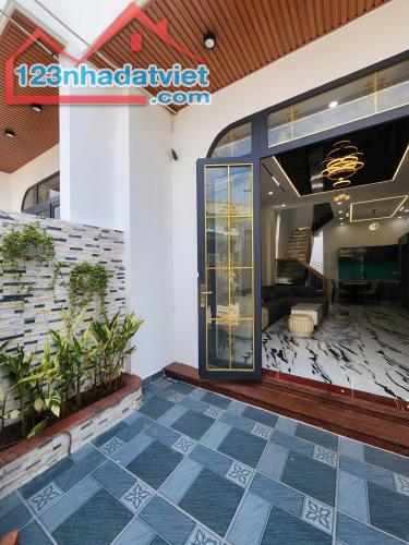 Bán Nhà SHR có hoàn công, 99m2 giáp chợ Bình Chánh - 1