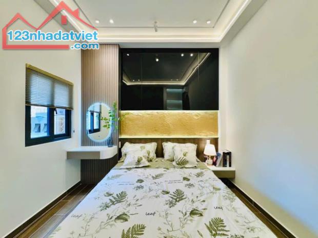 Định cư Canada bán gấp nhà đường Hoa Phượng, Phú Nhuận. Giá 3 tỷ 050. Đường 10m ô tô. 70m2 - 5