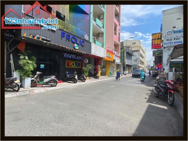 Nhà rẻ trung tâm 6.6 x 17.5m Đề Thám Quận 1 TP. Hồ Chí Minh