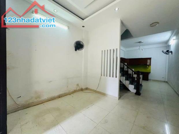 CC rao bán nhà Trần Quốc Hoàn cực đẹp DT: 40m, 3 tầng