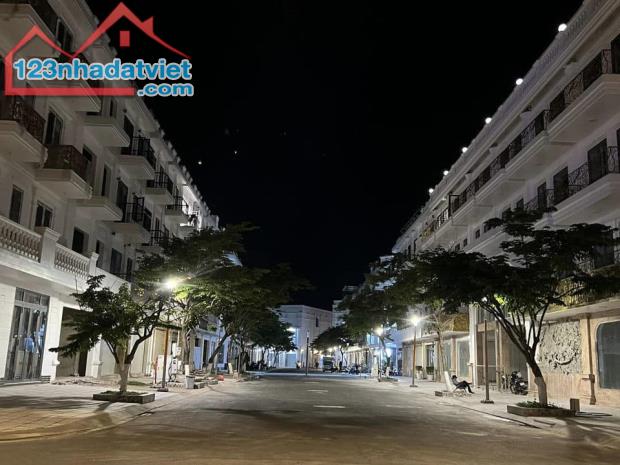 Bán nhà đối diện công viên 1 trệt 2 lầu khu đô thị Hưng Phú