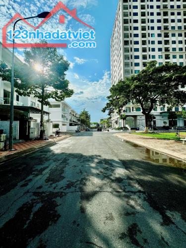 Bán nhà đối diện công viên 1 trệt 2 lầu khu đô thị Hưng Phú - 1