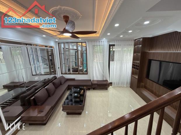 Nhà Mới Phố Cầu Giấy Tặng Lại Nội Thất Ngõ ÔTÔ DT34m2+6T Giá8.4Tỷ