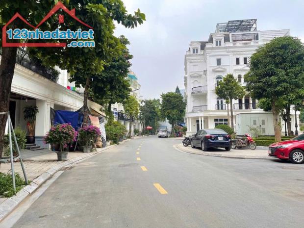 BÁN NHÀ MẶT PHỐ Võ Chí Công lung linh