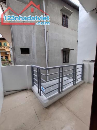 45m 5 tầng 6 ngủ khép kín full nội thất 
nhà cạnh trường cấp 3 lê lợi bà triệu hà đông - 2