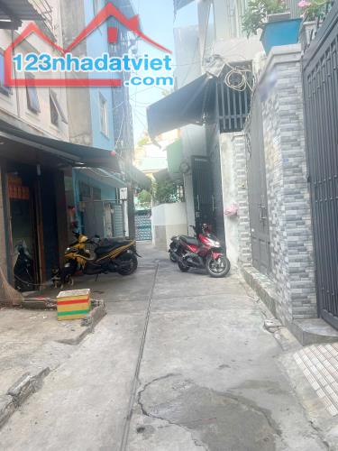 Nhà 2 tầng hẻm thông đường Phạm Văn Chí P4Q6 - 1
