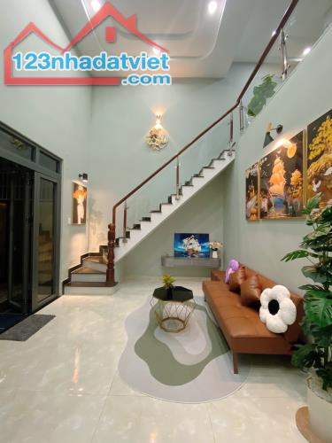 🌴Ngay trường đại học Makerting, Sát mặt tiền Lã Xuân Oai, Nhà 2 tầng mới- 75mv, Hẻm xe h