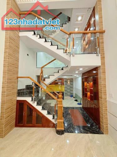 Bình Tân giáp Tân Phú, nhà xây kiên cố, 5 tầng, 4 x 15 giá 6 tỷ 700, hẻm xe hơi - 1