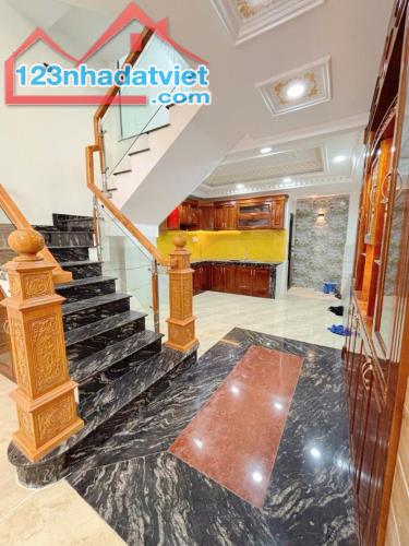 Bình Tân giáp Tân Phú, nhà xây kiên cố, 5 tầng, 4 x 15 giá 6 tỷ 700, hẻm xe hơi - 3