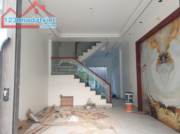 BÁN NHÀ ĐẸP 3.2 TỶ 3.5 TẦNG 69M2 Ô TÔ ĐỖ CỬA NGÕ ĐƯỜNG KÊNH - 1