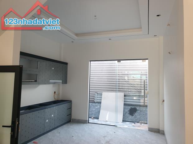 BÁN NHÀ ĐẸP 3.2 TỶ 3.5 TẦNG 69M2 Ô TÔ ĐỖ CỬA NGÕ ĐƯỜNG KÊNH - 3
