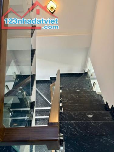 Bán nhà 3 tầng độc lập Lãm Hà, ô tô đỗ cửa 3 mặt thoáng 70m2, vài bước chân ra đến chợ - 3