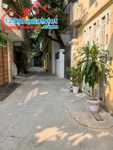 Hơn 9 tỷ, DT 62m2, rộng 4,5m, gần phố, đường Kim Giang - gần tây ĐT Linh Đàm