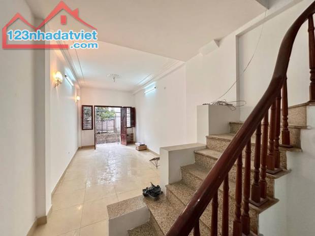 🏡 Bán nhà mới trung tâm Ngô Gia Tự, Long Biên, 33m2, Lô góc, Dân xây, Gần ô tô, 4 tỷ 85