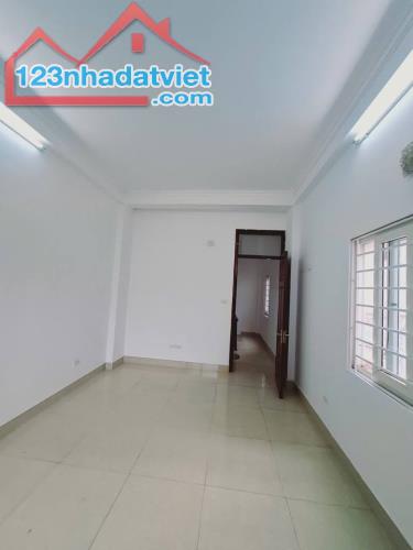 🏡 Bán nhà mới trung tâm Ngô Gia Tự, Long Biên, 33m2, Lô góc, Dân xây, Gần ô tô, 4 tỷ 85 - 6