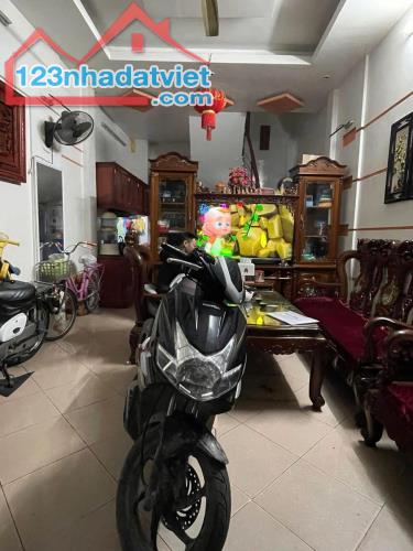 Siêu đẹp ngõ 200 Vĩnh Hưng  30mx4 tầng giá 5.95 tỷ. Nhà khung cột chắc chắn.