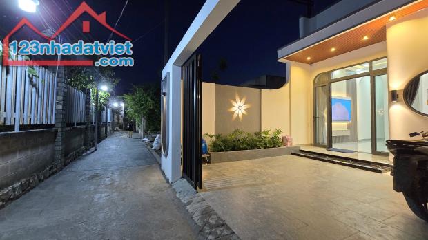 Nhà mới full nội thất cao cấp, ngay cạnh bùng binh Mũ TP Bến Tre, có thổ cư, số nhà, GPXD