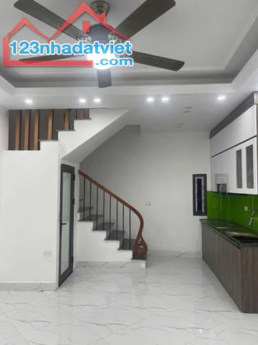 SỞ HỮU NGAY! Nhà 3 Tầng TRUNG TÂM Phúc Lợi - Ô Tô Đỗ Cổng, TIỆN ÍCH NGẬP TRÀN! GIÁ 3,XX TỶ - 1