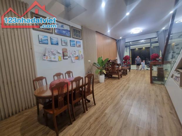 Bán nhà mặt phố Q.9, 112m², 4 tầng, 5PN, 13.9 tỷ, sổ hồng
