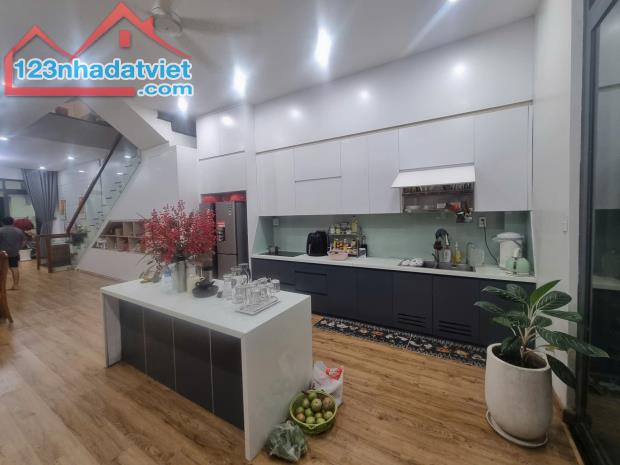 Bán nhà mặt phố Q.9, 112m², 4 tầng, 5PN, 13.9 tỷ, sổ hồng - 1