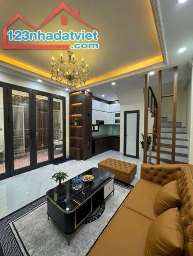 Cực Hiếm! Bát Khối Long Biên 42m2, 5 Tầng, MT 6.4m, Ôtô Đỗ Cổng, Full Nội Thất, 6 Tỷ!