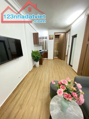 Bán căn hộ chung cư đường Đặng Văn Ngữ, Đống Đa, nhà đẹp full nội thất, 2 ngủ, 2vs