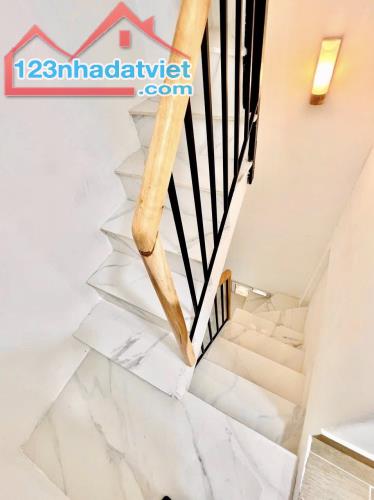 ĐỐNG ĐA. NGÕ 3 ĐUA. 15m2 5 Tầng 2.3m Mặt Tiền. 3 Ngủ 4 Vệ Sinh. GIÁ NGON NHỈNH 4 TỶ - 2