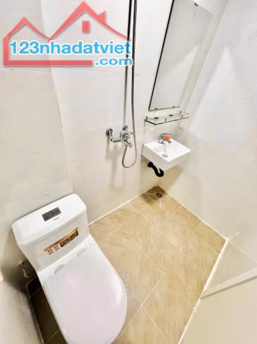 ĐỐNG ĐA. NGÕ 3 ĐUA. 15m2 5 Tầng 2.3m Mặt Tiền. 3 Ngủ 4 Vệ Sinh. GIÁ NGON NHỈNH 4 TỶ - 3