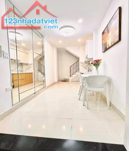 ĐỐNG ĐA. NGÕ 3 ĐUA. 15m2 5 Tầng 2.3m Mặt Tiền. 3 Ngủ 4 Vệ Sinh. GIÁ NGON NHỈNH 4 TỶ - 5