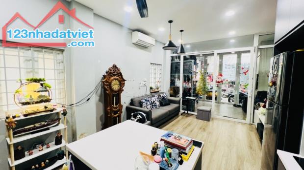 7.5 TỶ HƠN - NHÀ TRẦN HƯNG ĐẠO QUẬN 5 - HẺM 4M CÁCH MT 1 CĂN - 50M2 3PN FULL NỘI THẤT XỊN