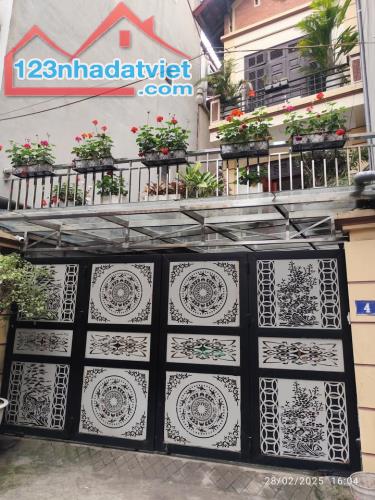 Bán nhà gần phố Hoàng Quốc Việt, Cầu Giấy, 65m2, ô tô, kinh doanh nhỏ, ngõ thông, 2 thoáng