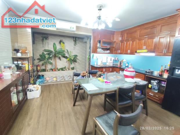 Bán nhà gần phố Hoàng Quốc Việt, Cầu Giấy, 65m2, ô tô, kinh doanh nhỏ, ngõ thông, 2 thoáng - 2