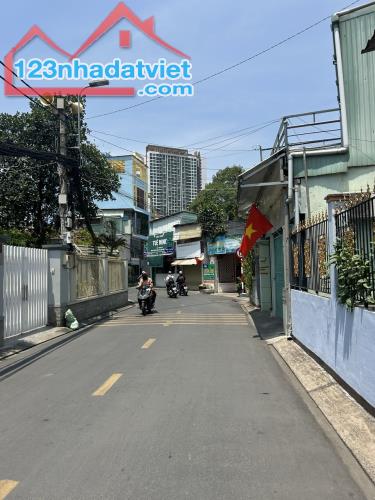 Ô TÔ NGỦ TRONG NHÀ - NHÀ Q2 157M2 CHỈ 9,9 TỶ - SÂN RỘNG, HẺM THÔNG, PHÁP LÝ CHUẨN