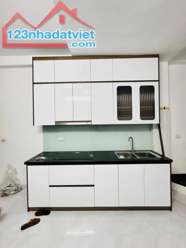 TRUNG TÂM QUẬN ĐỐNG ĐA – LÁNG NGÕ Ô TÔ TRÁNH . NHÀ 18/22T1 5 Tầng, Mặt tiền 3m. HƠN 5 TỶ - 3