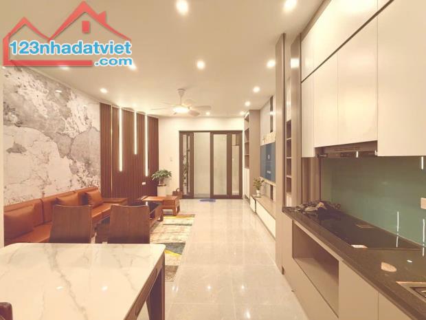 Bán nhà Võ Chí Công Dt 45m, 5 T, mt 3.4m, sâu vào 9m, giá 6.75 tỷ