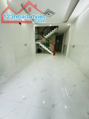 SÁT MẶT TIỀN LÊ VĂN QUỚI - HẺM XE HƠI - 49M2 - 2 TẦNG - GIÁ 4.9 TỶ TL
