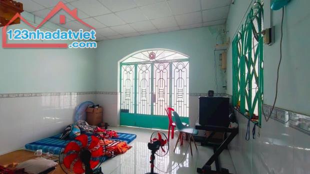 Cần bán gấp nhà c4 _ chợ hiệp Phú _ lê văn việt _ 120m2 ( 4.7m 19m) 2pn+ 1 WC chỉ 6.4 tỷ. - 2